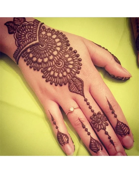 Charming Mosaic With Creeper Along Back Hand Mehndi Design